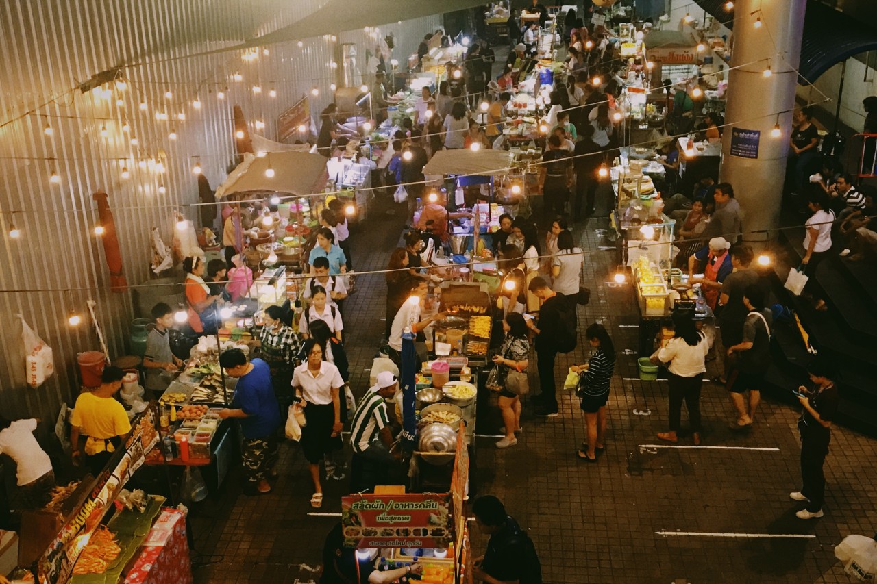 地摊爆火，实体门店急了？