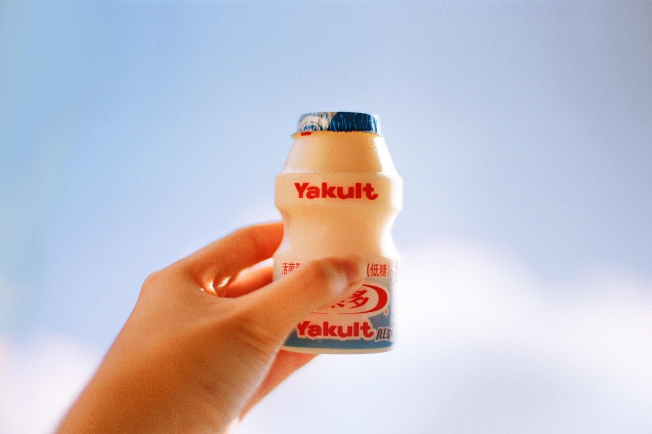 广东人“童年神饮”卖不动，养乐多连关两家厂